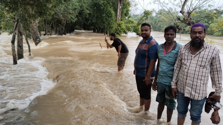 ফেনীতে বন্যায় পানিবন্দী লক্ষাধিক মানুষ। ছবি: আজকের পত্রিকা