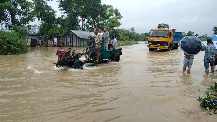 ফেনীতে বন্যায় পানিবন্দী লক্ষাধিক মানুষ। ছবি: আজকের পত্রিকা