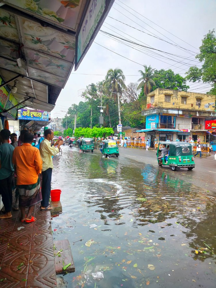 ফেনীতে কালবৈশাখী ঝড়ে সড়কে পানি জমে যায়। ছবি: আজকের পত্রিকা