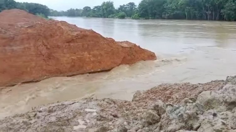 ফেনীতে মুহুরী নদীর বাঁধের ৭ স্থানে ভাঙন। ছবি: আজকের পত্রিকা