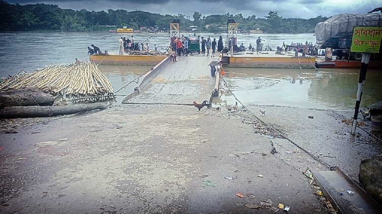 কর্ণফুলী নদীতে প্রবল স্রোতের কারণে ফেরি চলাচল বন্ধ রয়েছে। চন্দ্রঘোনা ফেরিঘাট বুধবার সকালে তোলা। ছবি: আজকের পত্রিকা