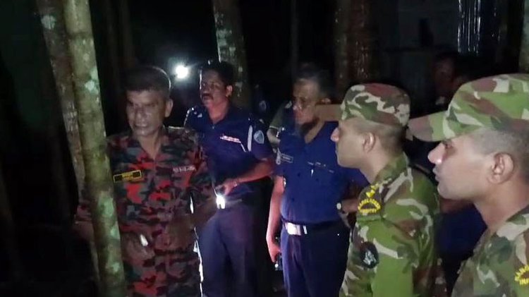 অগ্নিকাণ্ডের খবর পেয়ে পুলিশ ও সেনাবাহিনীর ঊর্ধ্বতন কর্মকর্তারা ঘটনাস্থল পরিদর্শন করেন। ছবি: আজকের পত্রিকা