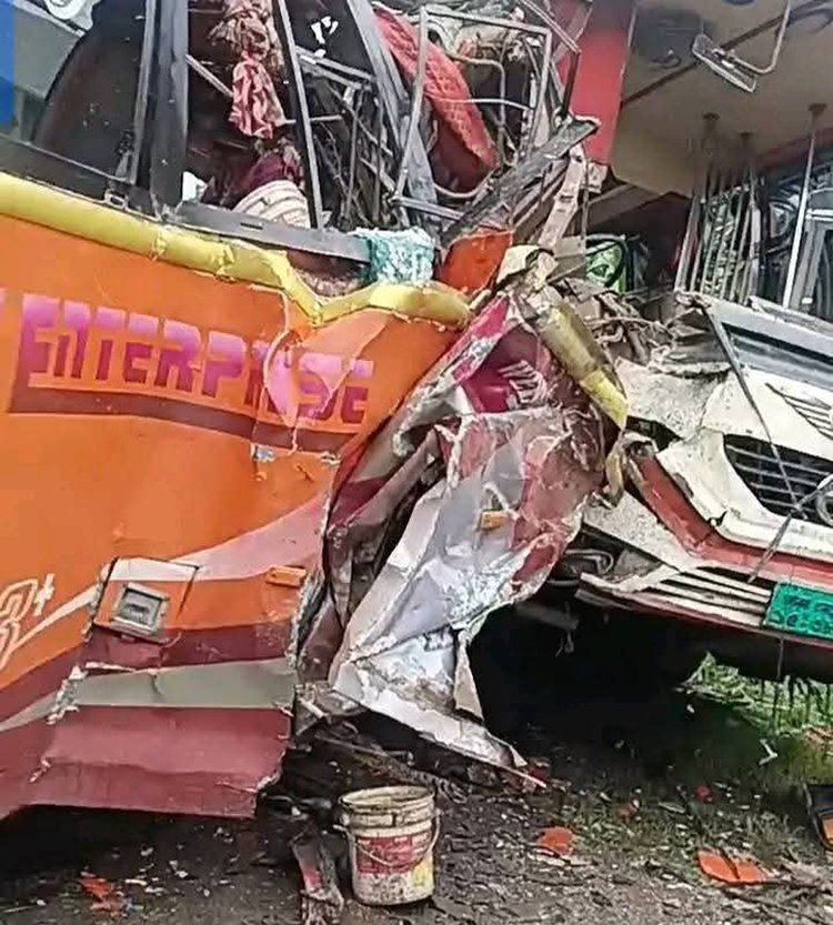 ঢাকা-খুলনা মহাসড়কে দুই বাসের মুখোমুখি সংঘর্ষ হয়। ছবি: আজকের পত্রিকা