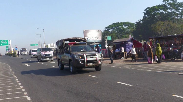 বিভিন্ন সড়কে টহল দিচ্ছেন আইনশৃঙ্খলা রক্ষাকারী বাহিনীর সদস্যরা।