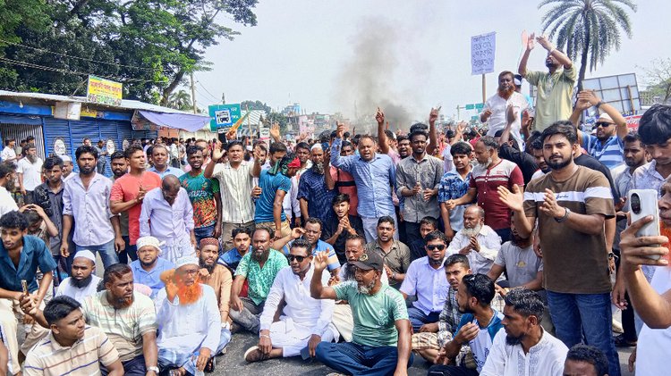 সংসদীয় আসন পুনর্বিন্যাসে ফরিদপুরের ভাঙ্গা উপজেলা থেকে দুটি ইউনিয়ন বিচ্ছিন্ন করার প্রতিবাদে ও পুনর্বহালের দাবিতে মহাসড়ক অবরোধ। ছবি: আজকের পত্রিকা