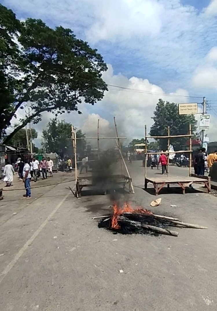 ফরিদপুর-বরিশাল মহাসড়কের পুকুরিয়া ও ভাঙ্গা-গোপালগঞ্জ রুটের হামিরদি বাসস্ট্যান্ড, সোয়াদি, মনসুরাবাদে অবরোধ করে জনতা। ছবি: আজকের পত্রিকা