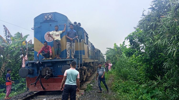 ভাঙ্গা উপজেলার হামিরদি রেলক্রসিংয়ে ট্রেন আটকে দেয় অবরোধকারীরা। ছবি: আজকের পত্রিকা