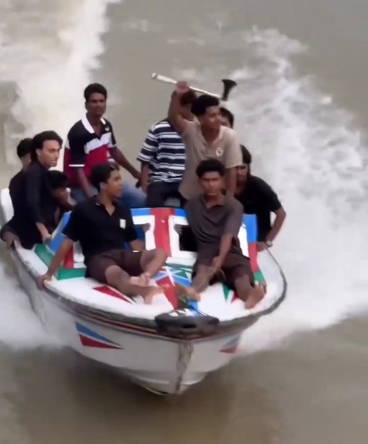 রাম দা ও চাইনিজ কুড়াল হাতে স্পিডবোটে মহড়া দেয় কিশোর গ্যাং সদস্যরা। ছবি: ফেসবুক থেকে নেওয়া