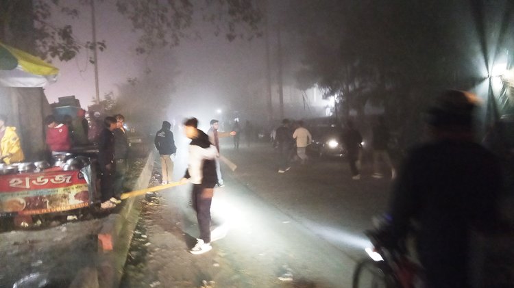 গতকাল রাত ৯টার দিকে সাংস্কৃতিক পর্ব চলাকালে হামলা চালায় বহিরাগত ব্যক্তিরা। ছবি: আজকের পত্রিকা