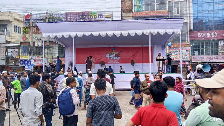 জুলাই পদযাত্রা উপলক্ষে ফরিদপুর শহরের জনতা ব্যাংকের মোড়ে মঞ্চ তৈরি করা হয়েছে। ছবি: আজকের পত্রিকা