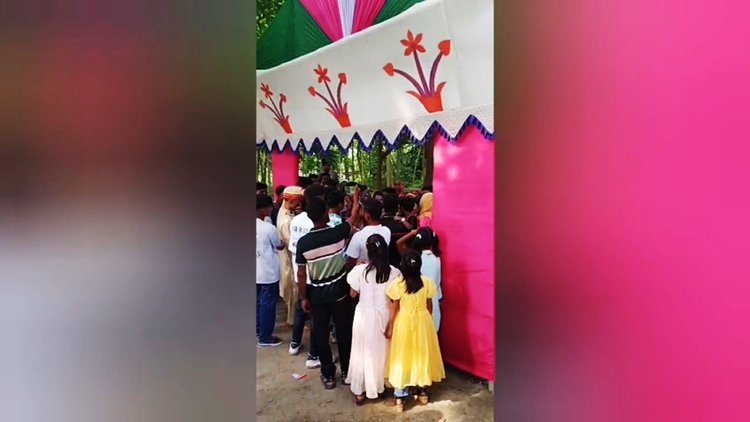 বিয়ের দিন কনের বাড়িতে সামাজিক রীতিতে বরযাত্রীকে গেইটে আটকে টাকা আদায় করা হয়। ছবি: সংগৃহীত