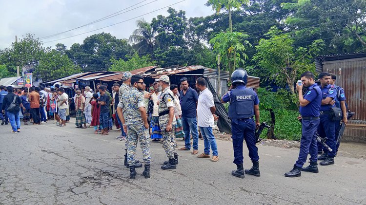 হামিরদি বাসস্ট্যান্ডসহ বিভিন্ন এলাকায় বিপুলসংখ্যক পুলিশ, আর্মড পুলিশ ব্যাটালিয়ন ও সেনাবাহিনীর সদস্যরা টহল দেন। ছবি: আজকের পত্রিকা