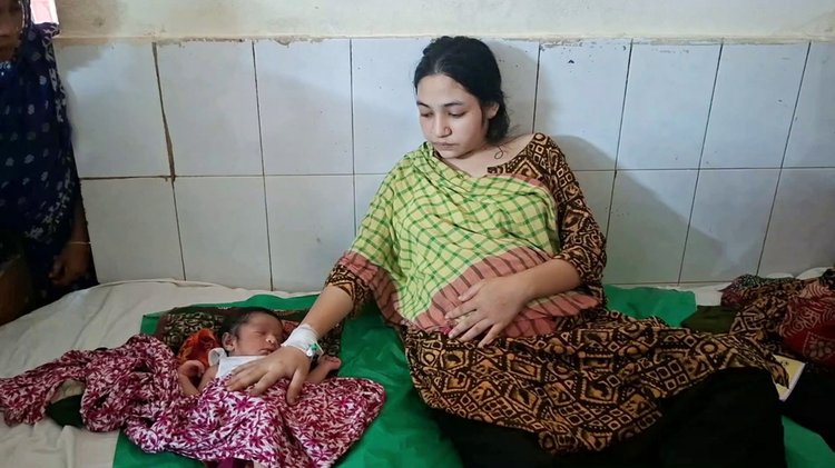 হাসপাতালে এসে প্রসূতিকে নির্যাতন করেন শ্বশুরবাড়ির লোকজন। ছবি: আজকের পত্রিকা