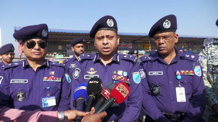 সাংবাদিকদের সঙ্গে কথা বলেন পুলিশের ঢাকা রেঞ্জের ডিআইজি রেজাউল করিম মল্লিক।