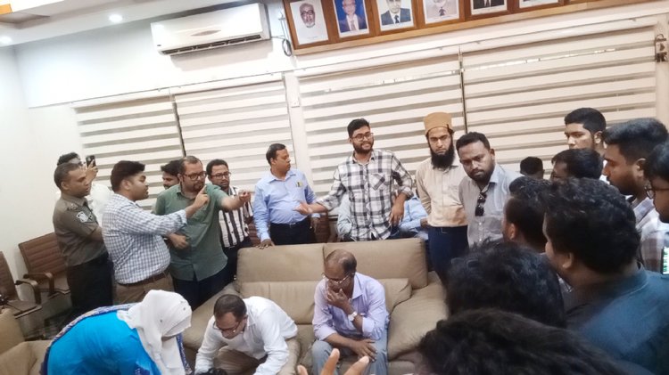 অধ্যক্ষ ডা. সৈয়দ আসিফ-উল আলমের নিয়োগ বাতিলের দাবিতে কার্যালয়ের সামনে ছাত্রদল নেতারা। ছবি: আজকের পত্রিকা