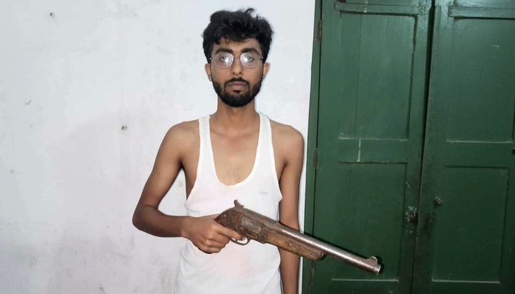 আগ্নেয়াস্ত্র হাতে শাহ মো. জাকারিয়া কাজী। ছবি: সংগৃহীত