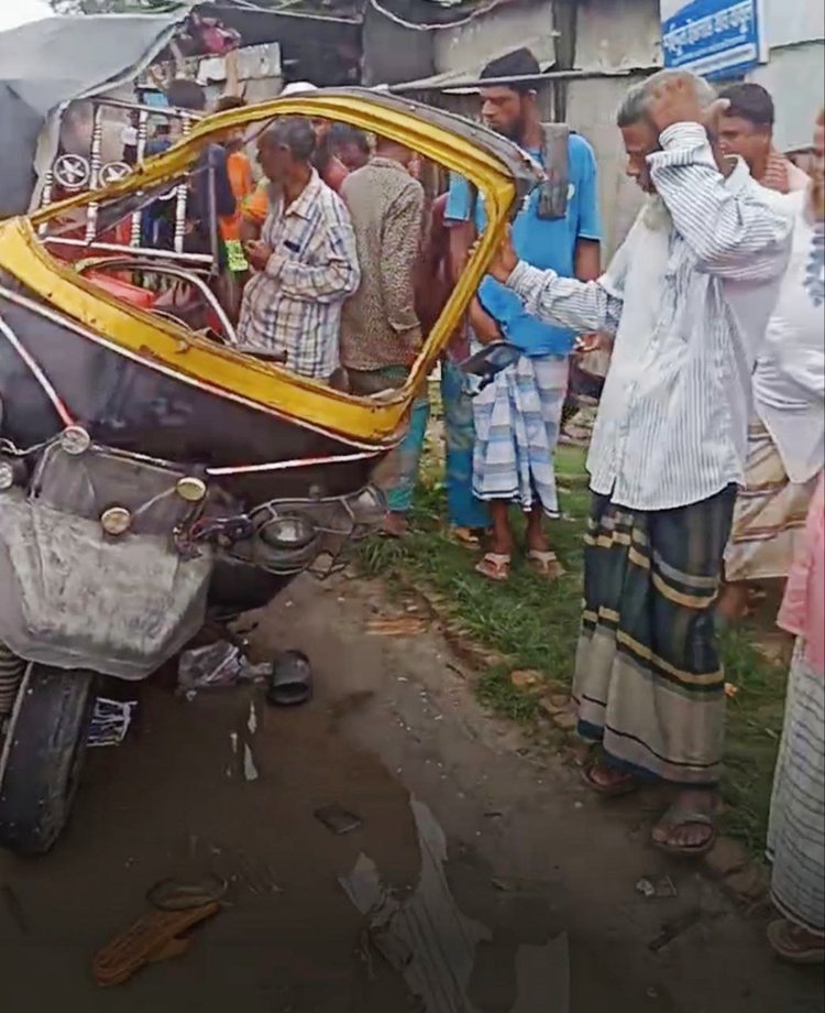 ফরিদপুরের ভাঙ্গায় মহাসড়কে দাঁড়িয়ে থাকা একটি থ্রি-হুইলার মাহিন্দ্রা গাড়িতে বাসের ধাক্কায় পাঁচ যাত্রী নিহত হন। আজ সকাল ৭ টার দিকে উপজেলার চুমুরদী বাসস্ট্যান্ডে এ ঘটনা ঘটে। ছবি: আজকের পত্রিকা
