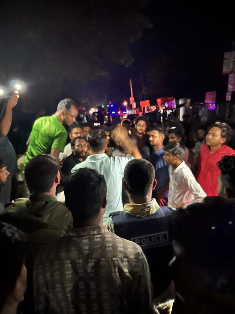 ফরিদপুরে বৈষম্যবিরোধী নেত্রীর ওপর হামলা: সড়ক অবরোধ। ছবি: আজকের পত্রিকা
