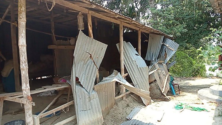 ফরিদপুরের সালথায় আধিপত্য বিস্তার নিয়ে লোক ভাড়া করে এনে শনিবার প্রতিপক্ষের বাড়িতে হামলা ও লুট করা হয়। ছবি: আজকের পত্রিকা