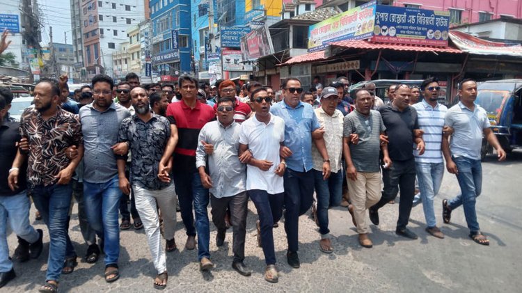 ব্যানার অপসারণের প্রতিবাদে জেলা যুবদলের মিছিল। ছবি: আজকের পত্রিকা