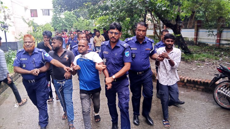 কারাগারে নেওয়ার সময় আসামিদের মারমুখী আচরণ করতে দেখা যায়। ছবি: আজকের পত্রিকা