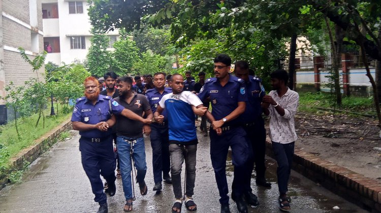 কারাগারে নেওয়ার সময় আসামিদের মারমুখী আচরণ করতে দেখা যায়। ছবি: আজকের পত্রিকা