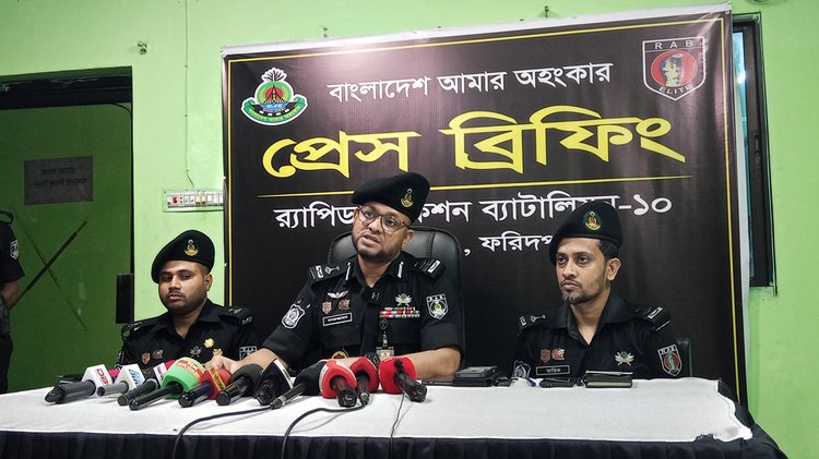 ফরিদপুরের আলোচিত ডন শরিফ খ্যাত শরীফুল ইসলামকে গ্রেপ্তারের পর আজ শনিবার র‍্যাবের সংবাদ সম্মেলন। ছবি: আজকের পত্রিকা