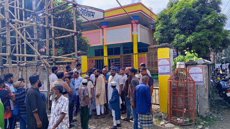 ফরিদপুরে আজ শুক্রবার আন্তজেলা সড়ক পরিবহন শ্রমিক ইউনিয়নের ত্রিবার্ষিক সাধারণ সভাস্থলে হট্টগোল। ছবি: আজকের পত্রিকা