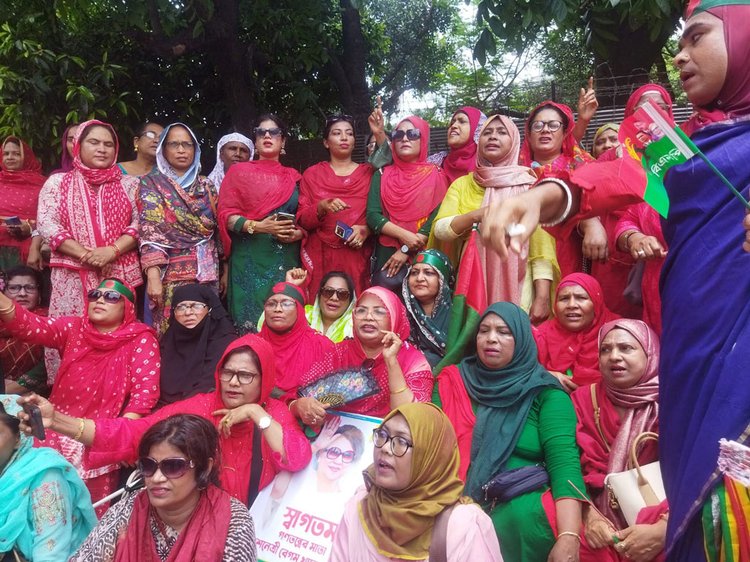 খালেদা জিয়ার গুলশানের বাসভবন ফিরোজার সামনে নেতাকর্মীদের ভিড়। ছবি: আজকের পত্রিকা