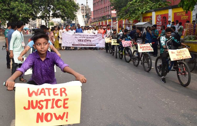 রাজশাহী কলেজের সামনে থেকে একটি শোভাযাত্রা বের করা হয়। ছবি: আজকের পত্রিকা