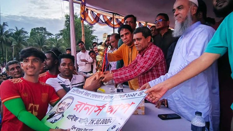 রানার্স আপ দল চানন্দী স্পোর্টস একাডেমির হাতে পুরস্কার তুলে দেন অতিথিরা। ছবি: আজকের পত্রিকা