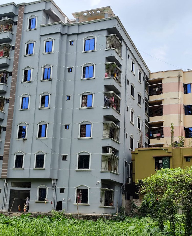 চট্টগ্রামের ফটিকছড়ি পৌর এলাকায় একটি সাততলা ভবন পাশের আরেকটি ছয়তলা ভবনের গায়ে হেলে পড়েছে। ছবি: আজকের পত্রিকা