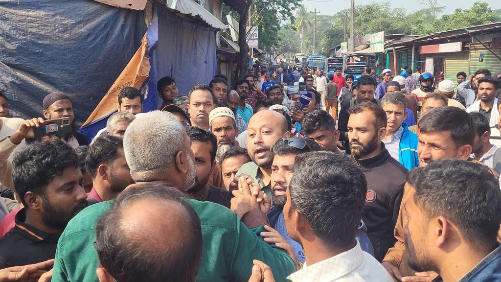 বরিশালে ব্যারিস্টার ফুয়াদের সঙ্গে বিএনপি নেতা-কর্মীদের বাগ্‌বিতণ্ডা, ‘ভুয়া’ ‘ভুয়া’ স্লোগানে ধাওয়া