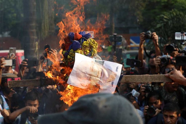 জাতীয় সংসদ ভবনের সামনে স্বরাষ্ট্র উপদেষ্টা লেফটেন্যান্ট জেনারেল (অব.) জাহাঙ্গীর আলম চৌধুরীর কুশপুত্তলিকা দাহ করা হয়। ছবি: আজকের পত্রিকা