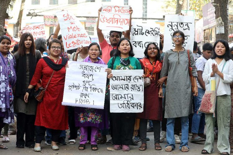 স্বরাষ্ট্র উপদেষ্টার পদত্যাগ দাবিতে বিক্ষোভ করা হয়। ছবি: আজকের পত্রিকা