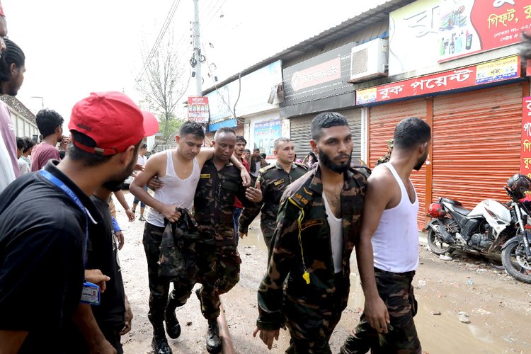 উদ্ধার কাজে অংশ নেওয়া কয়েকজন সেনাসদস্য আহত হয়েছেন।