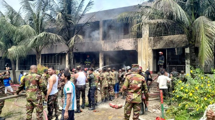 ফায়ার সার্ভিস ও সেনাবাহিনীর সদস্যরা ঘটনাস্থলে উদ্ধার কাজ চালাচ্ছেন।