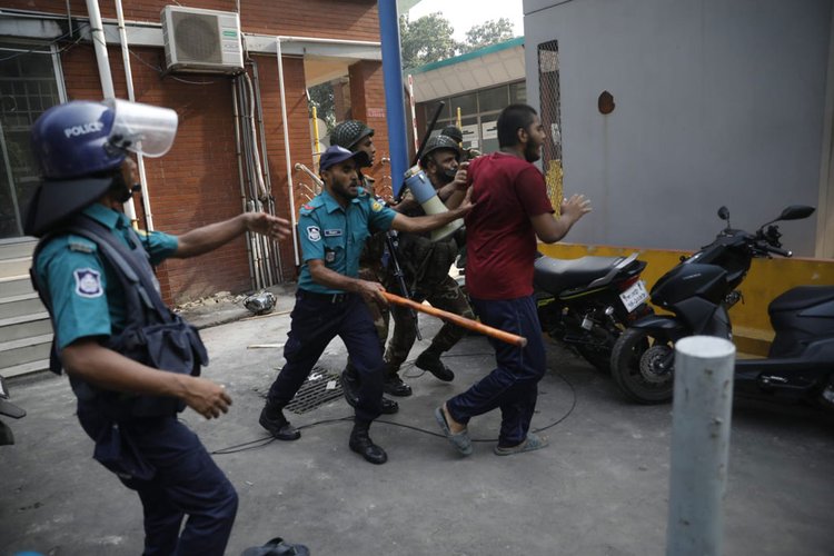 শিক্ষা উপদেষ্টা ও শিক্ষাসচিবের পদত্যাগ দাবিতে সচিবালয়ের প্রধান ফটকের সামনে আজ মঙ্গলবার দুপুরে বিক্ষোভ শুরু করে বিভিন্ন প্রতিষ্ঠানের শিক্ষার্থীরা। একপর্যায়ে আন্দোলনরত শিক্ষার্থীদের সঙ্গে আইনশৃঙ্খলা রক্ষাকারী বাহিনীর পাল্টাপাল্টি ধাওয়া হয়। এ সময় সাউন্ড গ্রেনেড ও কাঁদানে গ্যাসের শেল ছোড়া হয়। এতে বেশ কয়েকজন শিক্ষার্থী আহত হয়। ছবি: আজকের পত্রিকা