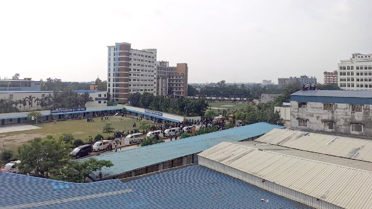 মাইলস্টোন স্কুল অ্যান্ড কলেজ ক্যাম্পাসের ভেতর অ্যাম্বুলেন্সের সারি।