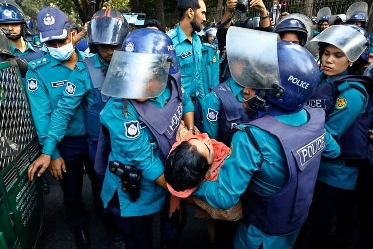 লাঠিপেটায় আহত নারীকে হাসপাতাল নেওয়া হয়। ছবি: আজকের পত্রিকা