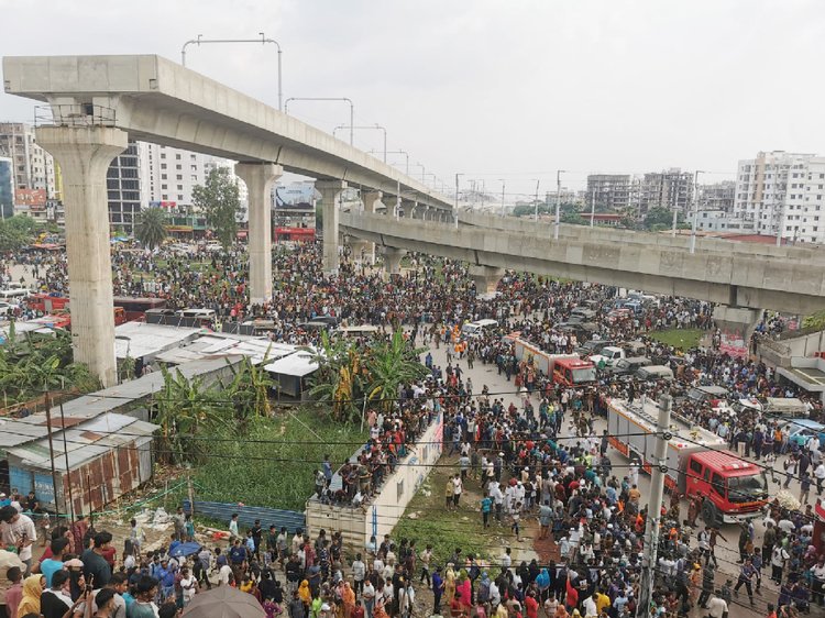 দুর্ঘটনাস্থলে উৎসুক জনতার ভিড়।
