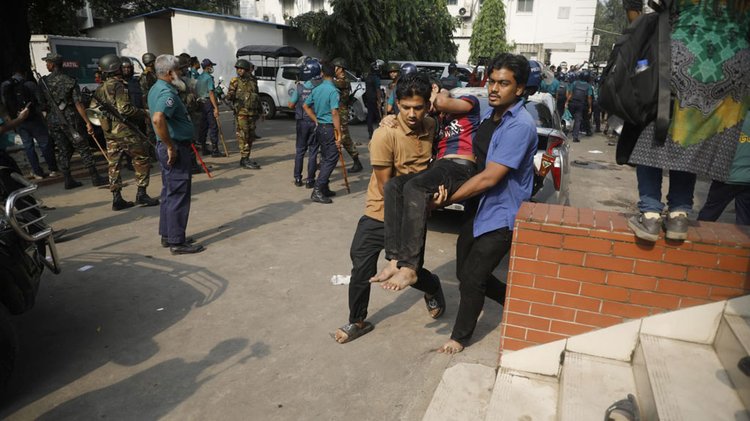 শিক্ষা উপদেষ্টা ও শিক্ষাসচিবের পদত্যাগ দাবিতে সচিবালয়ের প্রধান ফটকের সামনে আজ মঙ্গলবার দুপুরে বিক্ষোভ শুরু করে বিভিন্ন প্রতিষ্ঠানের শিক্ষার্থীরা। একপর্যায়ে আন্দোলনরত শিক্ষার্থীদের সঙ্গে আইনশৃঙ্খলা রক্ষাকারী বাহিনীর পাল্টাপাল্টি ধাওয়া হয়। এ সময় সাউন্ড গ্রেনেড ও কাঁদানে গ্যাসের শেল ছোড়া হয়। এতে বেশ কয়েকজন শিক্ষার্থী আহত হয়। ছবি: আজকের পত্রিকা