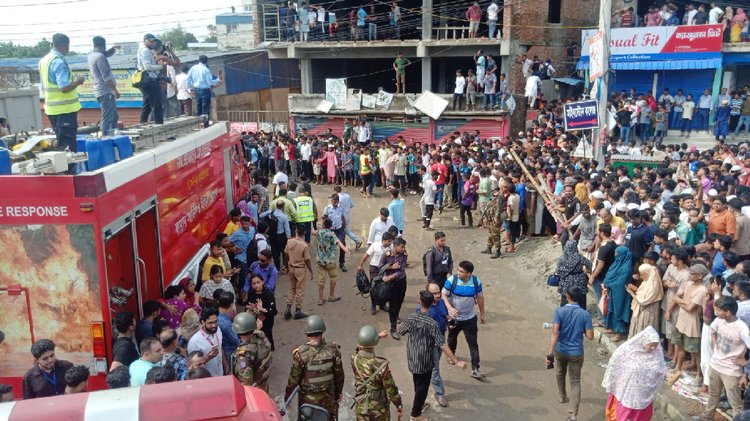 দুর্ঘটনাস্থলে উদ্ধার কার্যক্রম চালাচ্ছে ফায়ার সার্ভিস।