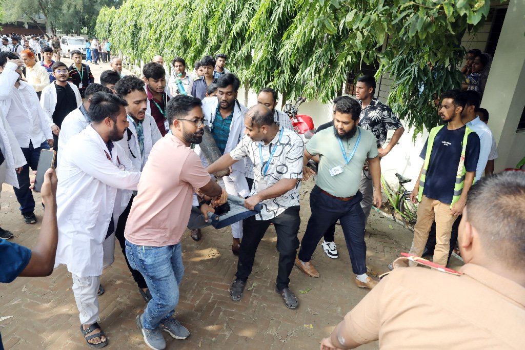 উত্তরায় মাইলস্টোন স্কুলে বিমান বিধ্বস্ত, ছবিতে যা দেখা যাচ্ছে