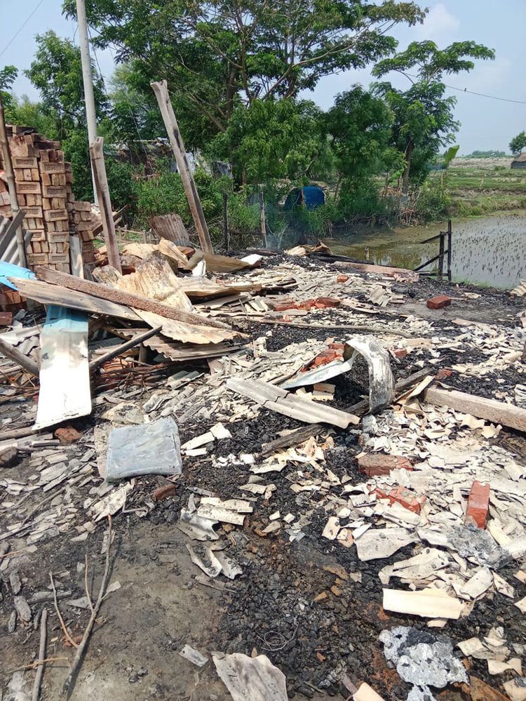 খুলনার পাইকগাছা উপজেলায় ডাকাতিসহ বিভিন্ন মামলার আসামি শফি গাজীর বাড়িতে আগুনে পুড়িয়ে দেন এলাকাবাসী। ছবি: সংগৃহীত