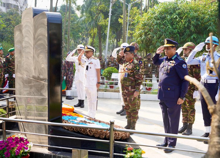 বনানীর সামরিক কবরস্থানে শহীদদের প্রতি শ্রদ্ধা জানান তিন বাহিনীর প্রধানেরা। ছবি: সংগৃহীত