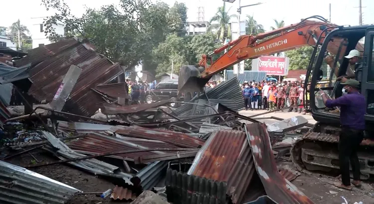 খুলনা-বরিশাল মহাসড়কে অবৈধভাবে গড়ে ওঠা স্থাপনা উচ্ছেদ করেছে সওজ। ছবি: আজকের পত্রিকা