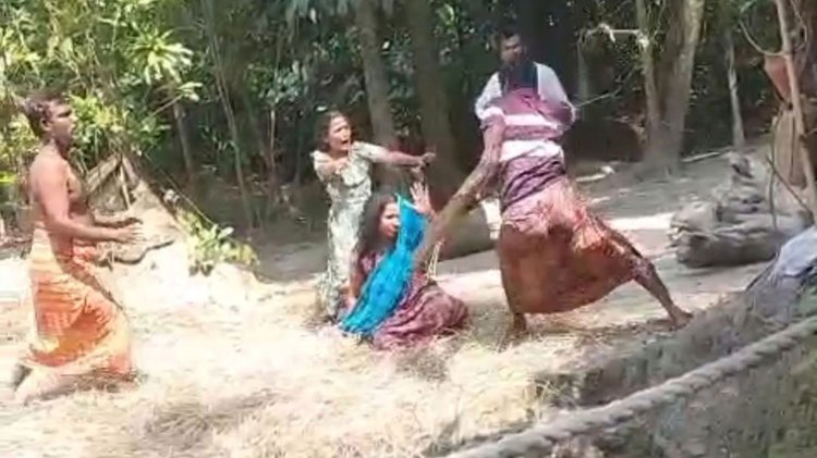 সাবেক স্বামী হায়দার আলী রাস্তায় ফেলে রাশিদা বেগমকে নির্যাতন করছেন। ছবি: সংগৃহীত