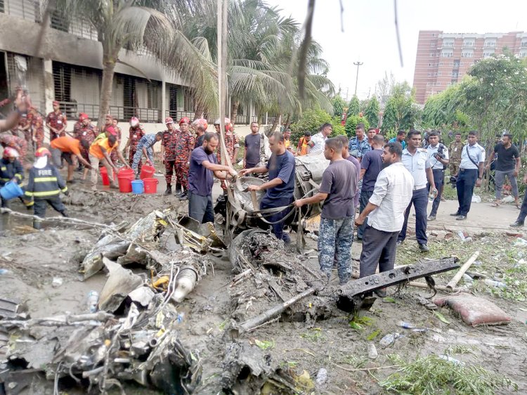 মাইলস্টোন স্কুল অ্যান্ড কলেজের মাঠে বাংলাদেশ বিমানবাহিনীর প্রশিক্ষণ যুদ্ধবিমান (এফ-৭ বিজিআই) বিধ্বস্ত হয়। ছবি: আজকের পত্রিকা