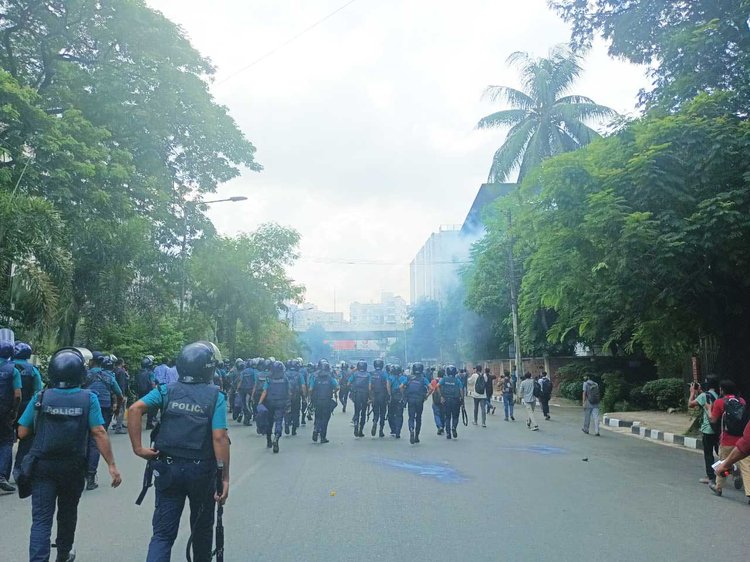 হোটেল ইন্টার কন্টিনেন্টাল মোড়ে এলে কর্মসূচিতে বাধা দেয় পুলিশ। ছবি: আজকের পত্রিকা